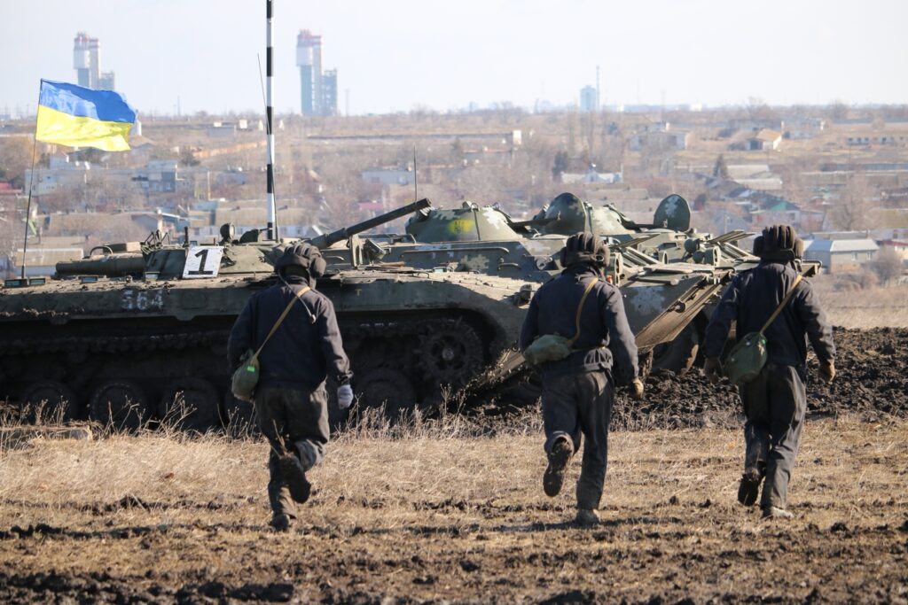 Ukrainian BTR-4 destroys Russian infantry group [VIDEO]