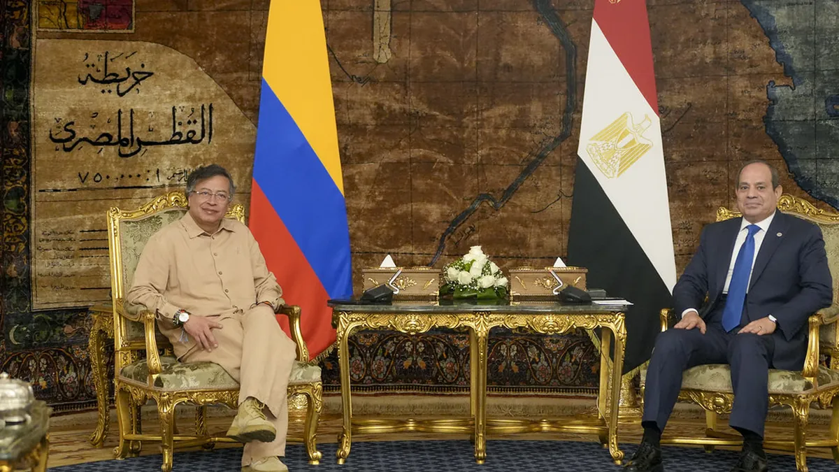 Egyptian President Abdel Fattah el-Sisi standing beside Colombian President Gustavo Petro at the presidential palace in Cairo