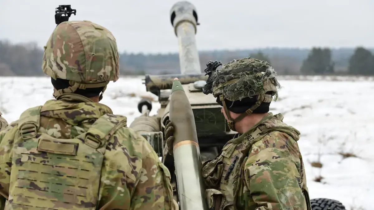 US soldiers loading an M119A3 howitzer at the Grafenwöhr training area in Germany