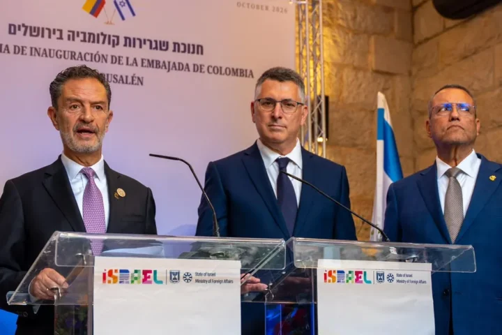 Colombian Foreign Minister Omar Bula Escobar and Israeli Foreign Minister Gideon Saar at the opening of Colombia’s embassy in Jerusalem