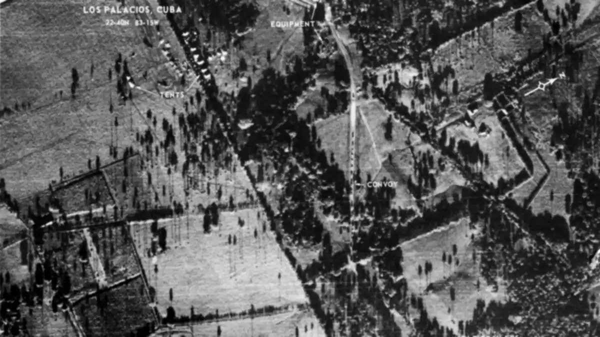 Black-and-white U.S. reconnaissance photograph from October 1962 labelled Los Palacios, Cuba, with annotations marking a convoy, equipment and tents
