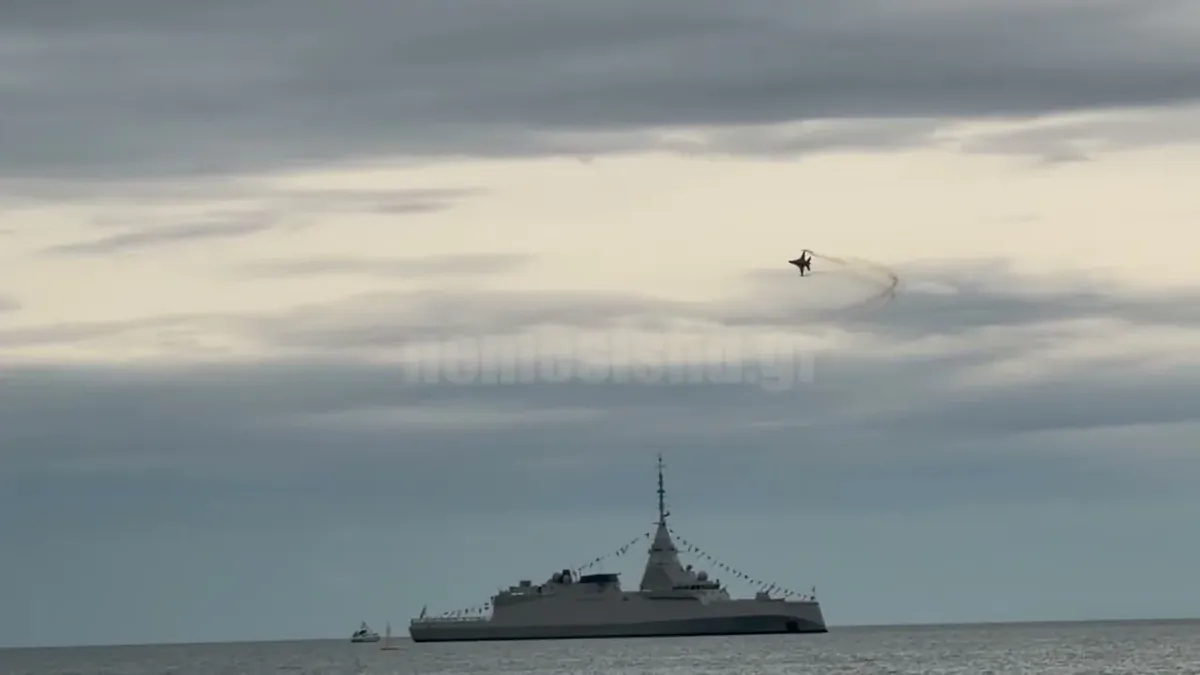 The F-16 “ZEUS” manoeuvring over the Thermaic Gulf with the frigate KIMON below