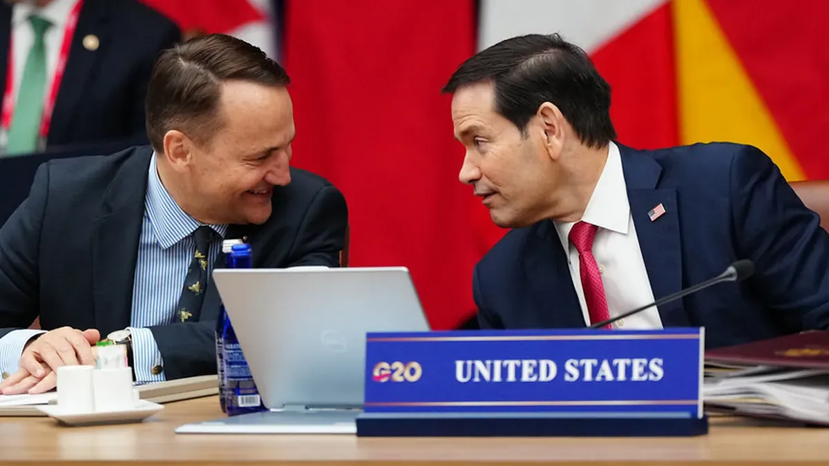 Marco Rubio talks with Radosław Sikorski at the first G20 session in Atlanta