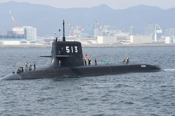 The Japan Maritime Self-Defense Force submarine Taigei (SS-513) sailing in the Port of Kobe, March 9, 2022