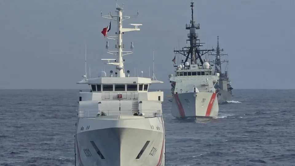The Philippine Coast Guard vessel BRP Suluan sails ahead of the U.S. Coast Guard cutter Bertholf and the Japanese destroyer JS Kirisame at sea