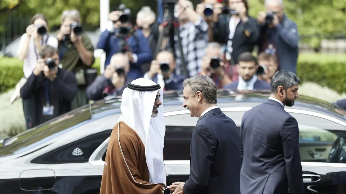 Prime Minister Mitsotakis welcoming the Crown Prince of Abu Dhabi at the Maximos Mansion