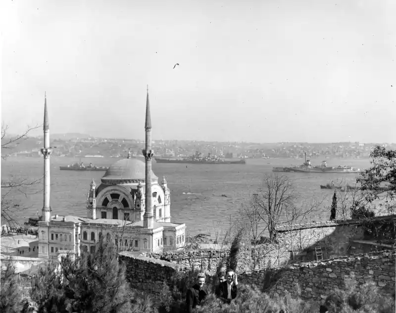 Black-and-white 1946 photograph of the battleship USS Missouri and the Turkish cruiser Yavuz on the Bosphorus, seen past a mosque in Istanbul