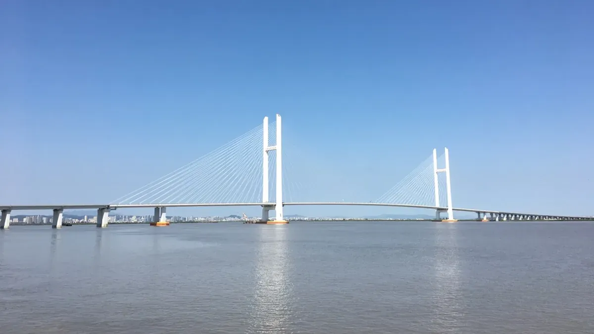 The new road bridge over the Yalu River between Dandong and Sinuiju