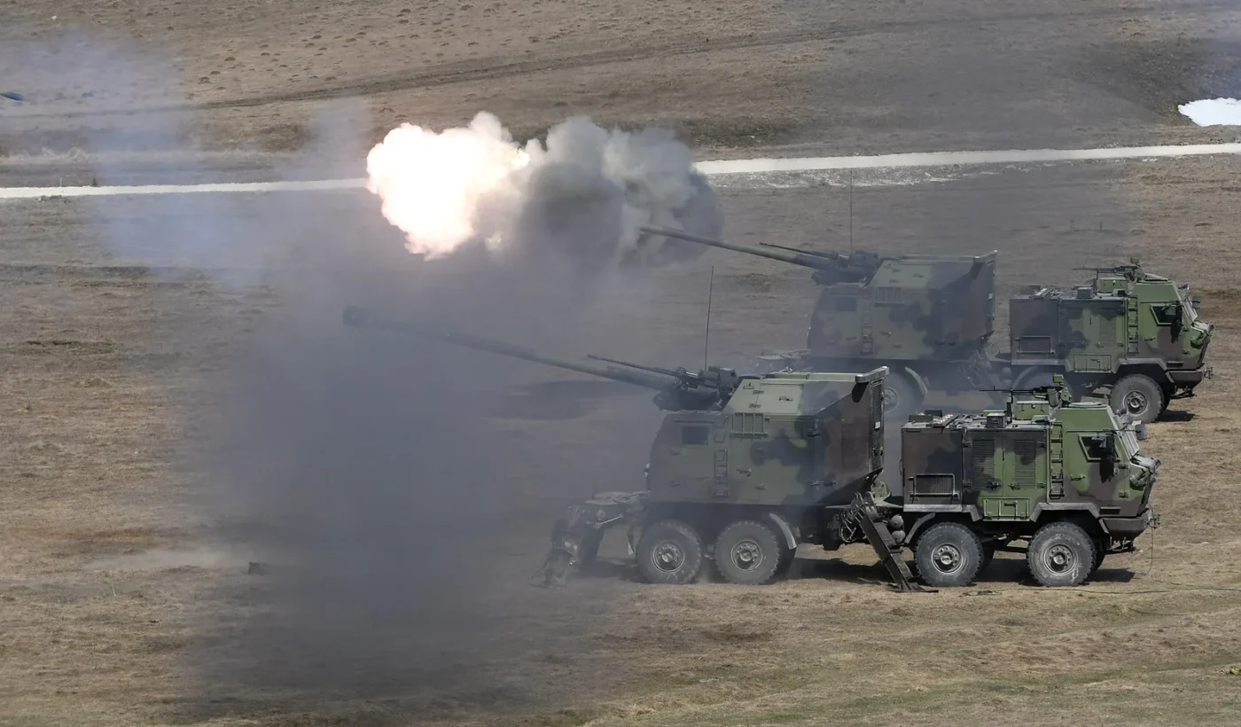 NORA B-52 155 mm self-propelled howitzers firing