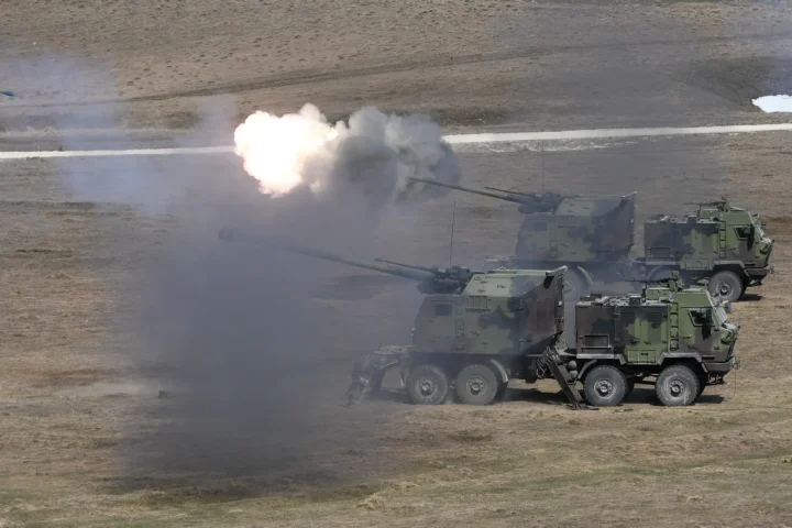 NORA B-52 155 mm self-propelled howitzers firing