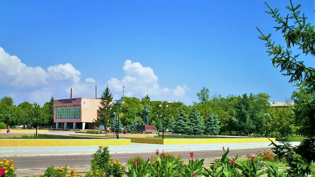 Central square of Oleshky in Kherson region with a park, a public building and a monument, photographed in 2007