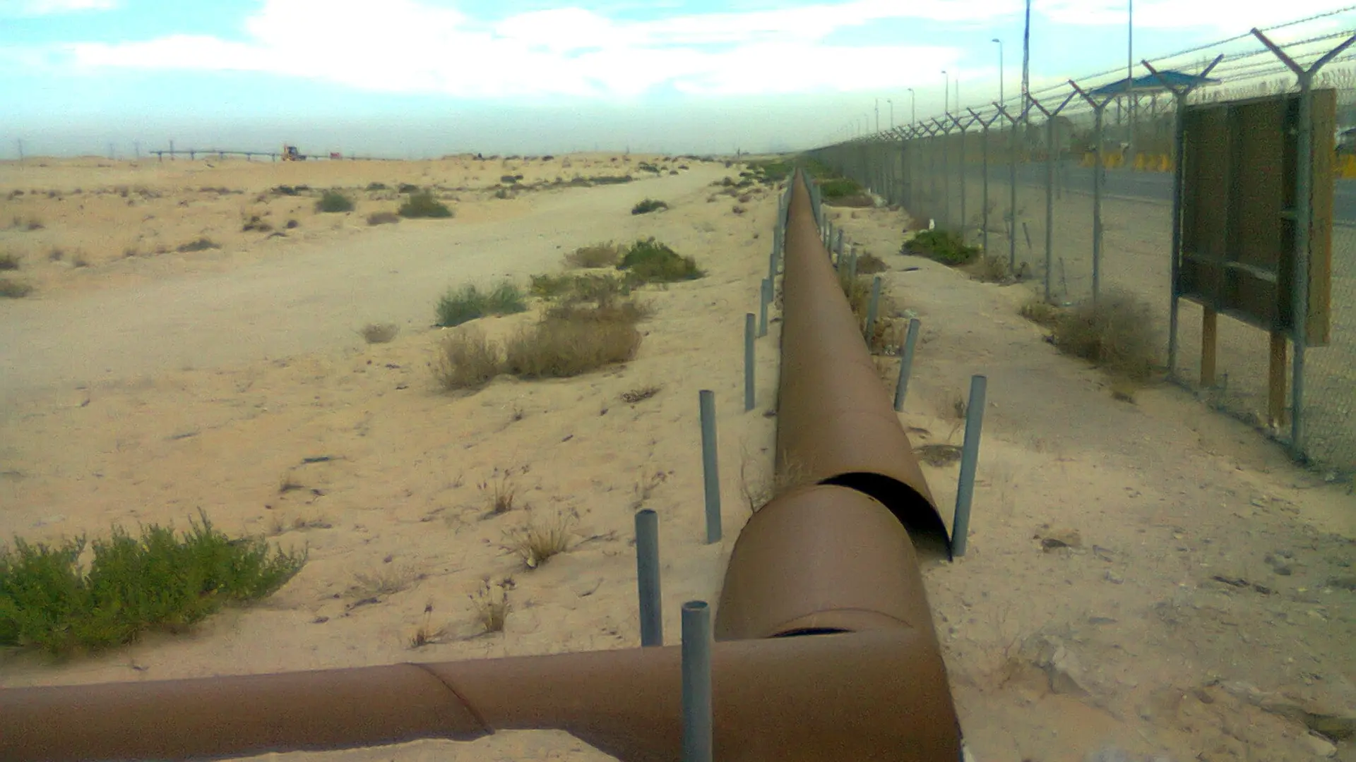 Oil pipelines in the Saudi Arabian desert
