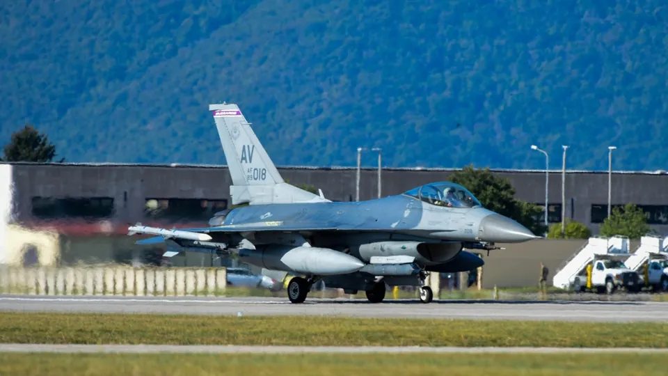 A U.S. Air Force F-16 taxis on a runway in northern Italy during a previous Steadfast Noon exercise