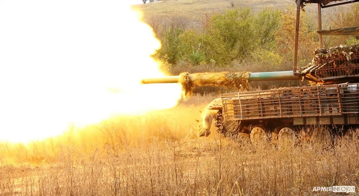 Ukrainian T-64 tank with an improvised anti-drone cage firing its 125 mm gun