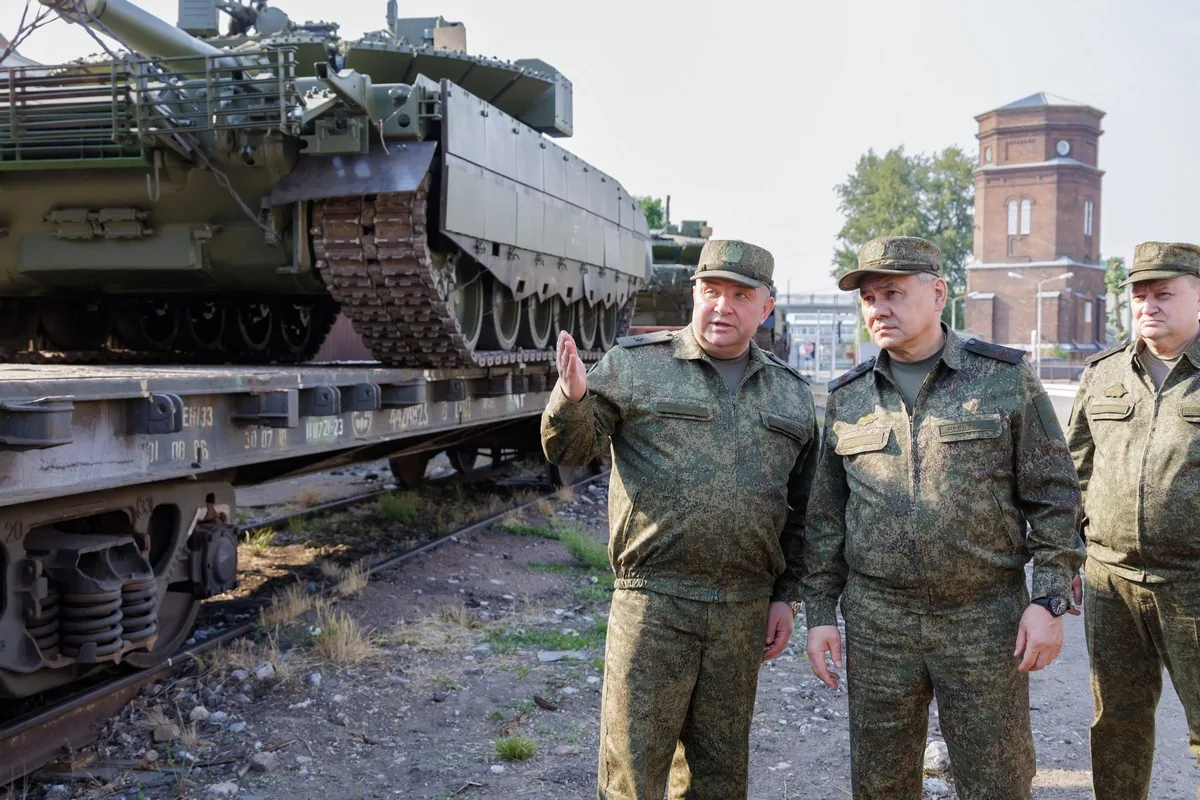 T-80BVM tanks loaded on railway flatcars in Omsk