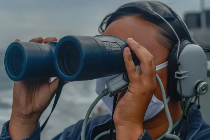 Sailor with binoculars on the bridge wing of the destroyer USS Russell during a Taiwan Strait transit in 2020 (archive photo)