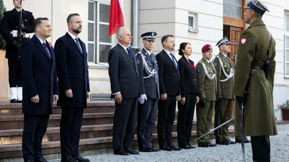 Officials and Polish military officers lined up outside a government building in Warsaw during the UK Defence Secretary’s visit