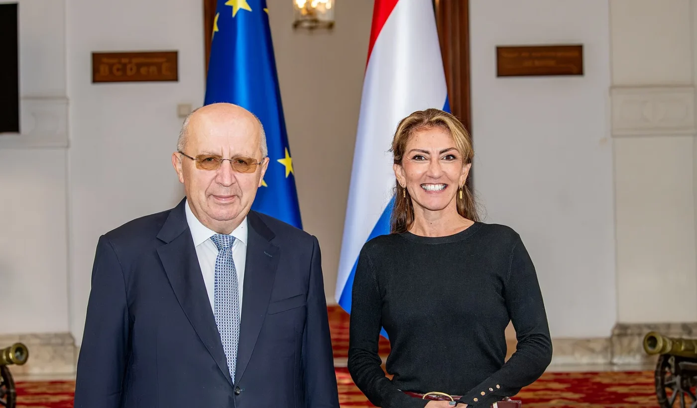 Dutch Defence Minister Dilan Yeşilgöz-Zegerius standing next to EU Defence Commissioner Andrius Kubilius in front of the EU and Dutch flags